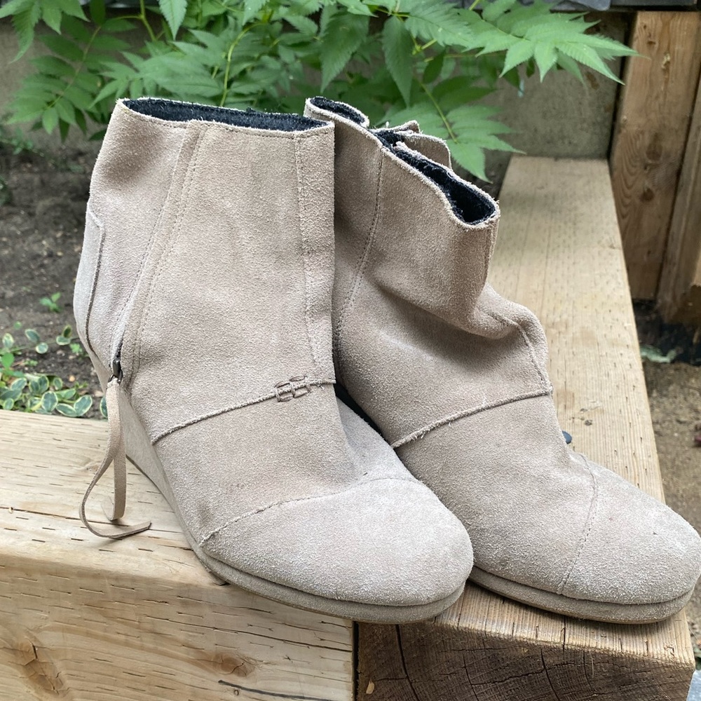 TOMS Women’s wedge boot